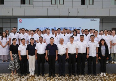  医路同行 大爱无疆！北汽福田移动全科诊疗车交付和田