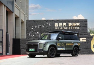 极石以车轮丈量世界，成为跨国交流桥梁。通过非遗文化活动和绿色出行理念，传递中国技术与生活方式