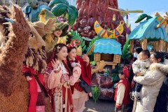 上海海昌公园迎节日大客流，全天有超百场演艺活动 