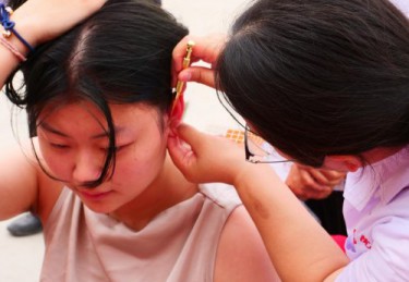 “杏林”花开边疆地 中医服务暖民心