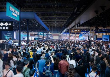 北京国际车展E3馆C位出圈 比亚迪成为国外友人的重点打卡地